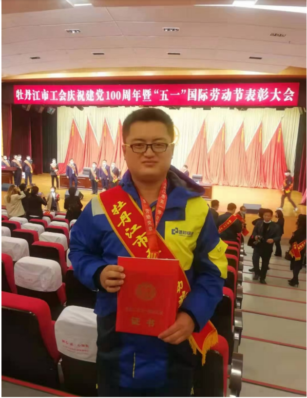  铭记责任与担当，德邦快递员书写“劳模故事”